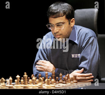 Viswanathan Anand (India) visto durante la decima partita del mondiale di scacchi Campionato 2008 contro Vladimir Kramnik (Russia) a 'Bundeskunsthalle' a Bonn, Germania, 27 ottobre 2008. Anand conduce la classifica generale con 6,0 e 3,0 punti. Primo giocatore per raggiungere 6,5 punti entro dodici partite vince. Anand ha solo bisogno di un pareggio per mantenere il suo titolo di campione del mondo. Foto: Felix Heyder Foto Stock