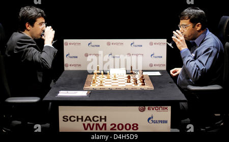 Viswanathan Anand (R, India) e Vladimir Kramnik (L, Russia) visto durante la decima partita del mondiale di scacchi Campionato 2008 a 'Bundeskunsthalle' a Bonn, Germania, 27 ottobre 2008. Anand conduce la classifica generale con 6,0 e 3,0 punti. Primo giocatore per raggiungere 6,5 punti entro dodici partite vince. Anand ha solo bisogno di un pareggio per mantenere il suo titolo di campione del mondo. Foto: Felix Heyder Foto Stock