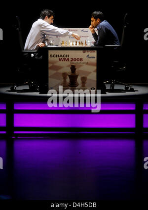 Viswanathan Anand (R, India) e Vladimir Kramnik (L, Russia) visto durante la decima partita del mondiale di scacchi Campionato 2008 a 'Bundeskunsthalle' a Bonn, Germania, 27 ottobre 2008. Anand conduce la classifica generale con 6,0 e 3,0 punti. Primo giocatore per raggiungere 6,5 punti entro dodici partite vince. Anand ha solo bisogno di un pareggio per mantenere il suo titolo di campione del mondo. Foto: Felix Heyder Foto Stock