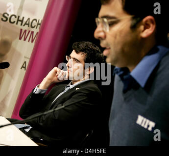 Viswanathan Anand (R, India) e Vladimir Kramnik (L, Russia) sono illustrati nel corso di una conferenza stampa dopo la decima partita del mondiale di scacchi Campionato 2008 a 'Bundeskunsthalle' a Bonn, Germania, 27 ottobre 2008. Kramnik ha vinto il decimo match. Il suo avversario Anand conduce la classifica generale con 6,0 ora 4,0 punti. Primo giocatore per raggiungere 6,5 punti entro 12 corrispondenze vince il Champ Foto Stock