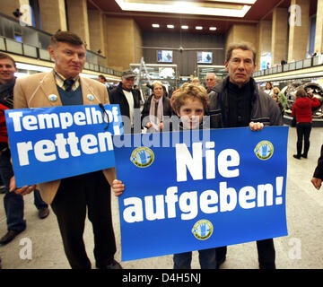 I membri dell'alleanza di azione 'essere-4-tempelhof' in piedi nella sala principale di protesta contro la prevista chiusura dell'aeroporto Berlino-tempelhof a Berlino, Germania, 20 ottobre 2008. Dopo essere stato in uso per 85 anni, l'aeroporto sarà chiuso il 30 ottobre 2008. Con una festa per gli ospiti invitati, Berlino dice addio a questa leggenda che è stata una parte della sua storia. Ph Foto Stock