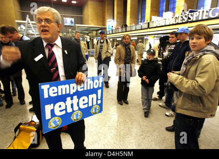 I membri dell'alleanza di azione 'essere-4-tempelhof' in piedi nella sala principale di protesta contro la prevista chiusura dell'aeroporto Berlino-tempelhof a Berlino, Germania, 20 ottobre 2008. Dopo essere stato in uso per 85 anni, l'aeroporto sarà chiuso il 30 ottobre 2008. Con una festa per gli ospiti invitati, Berlino dice addio a questa leggenda che è stata una parte della sua storia. Ph Foto Stock