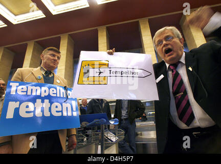 I membri dell'alleanza di azione 'essere-4-tempelhof' in piedi nella sala principale di protesta contro la prevista chiusura dell'aeroporto Berlino-tempelhof a Berlino, Germania, 20 ottobre 2008. Dopo essere stato in uso per 85 anni, l'aeroporto sarà chiuso il 30 ottobre 2008. Con una festa per gli ospiti invitati, Berlino dice addio a questa leggenda che è stata una parte della sua storia. Ph Foto Stock