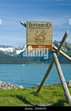 Seward, Alaska, monumento segnando l'inizio (e estremità meridionale) della storica Iditarod Trail, affacciato sulla Baia di resurrezione Foto Stock