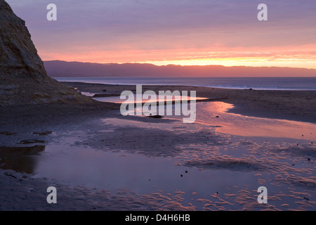 Drake's Beach con pozze di marea e roccia di sunrise, Point Reyes National Seashore, Marin County, California, Stati Uniti d'America Foto Stock