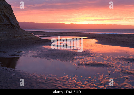 Drake's Beach con pozze di marea e roccia di sunrise, Point Reyes National Seashore, Marin County, California, Stati Uniti d'America Foto Stock