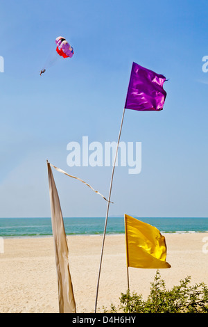 Verticale bandiere colorate soffia nella brezza di mare di sabbia tropical para glider scivola da spiaggia Uttorda Goa in India Foto Stock