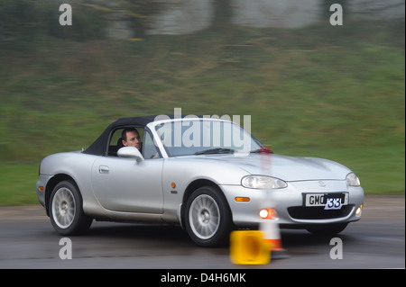 Una vettura di prendere parte ad un evento AutoSolo a Castle Combe circuito. Foto Stock