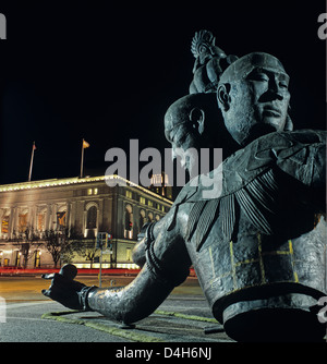 La scultura "Tre Teste sei bracci' da Zhang Huan, 2008, raffiguranti frammentato statue di Buddha, il Centro Civico, Plaza San Francisco Foto Stock