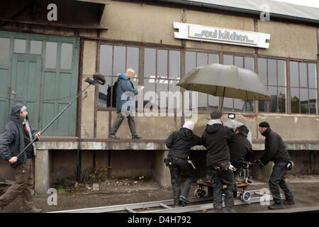 Attore Wotan Wilke Moehring (C) è raffigurato come Thomas Neumann durante le riprese del film "oulkitchen' ad Amburgo, Germania, 30 ottobre 2008. Direttore Akin è nato ad Amburgo ed è di Turco decente. Il film si apre in tedesco cinema in autunno 2009. Foto: ULRICH PERREY Foto Stock