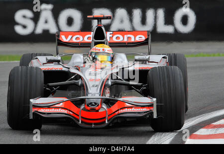 British pilota di Formula Uno Lewis Hamilton della McLaren Mercedes manzi la sua vettura nella prima sessione di prove libere in Autodromo Carlos Pace di Interlagos vicino a Sao Paulo, SP, Brasile, 31 ottobre 2008. Hamilton potrebbe diventare il più giovane campione del mondo mai come egli è sette punti chiari del brasiliano Felipe Massa della Scuderia Ferrari nel 2008 finale di stagione, il Grand Prix di Formula 1 del Brasile, h Foto Stock