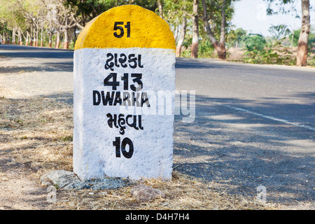 Paesaggio rurale in Gujarat India incorporante 413 chilometri di Dwarka pietra miliare e punto di riferimento sulla strada costiera Foto Stock