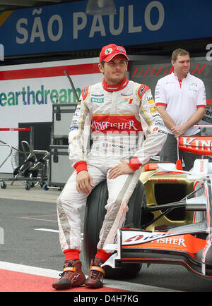 Italiano in Formula Uno pilota Giancarlo Fisichella (L) della Force India si siede sul pneumatico anteriore di un auto durante una foto del team prima del Gran Premio di Formula Uno del Brasile presso la pista di Interlagos vicino a Sao Paulo, Brasile, 02 novembre 2008. Foto: ROLAND WEIHRAUCH Foto Stock