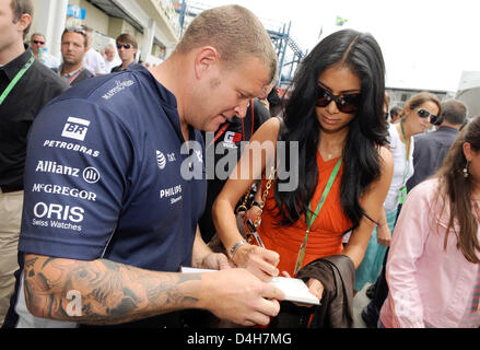 Hawaiian-nato il cantante della band "Pussycat Dolls' e fidanzata di Lewis Hamilton Nicole Scherzinger (R) firma autografi al paddock prima del Gran Premio di Formula Uno del Brasile presso la pista di Interlagos vicino a Sao Paulo, Brasile, 02 novembre 2008. Foto: GERO BRELOER Foto Stock