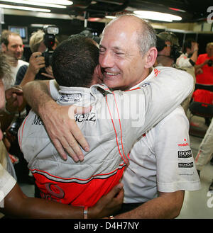 British pilota di Formula Uno Lewis Hamilton (C) della McLaren Mercedes celebra il suo campionato con il team principal McLaren British Ron Dennis (R) nel team di garage dopo il Gran Premio di F1 del Brasile sulla pista di Interlagos vicino a Sao Paulo in Brasile, 02 novembre 2008. Hamilton ha chiuso quinto e ha vinto il titolo. Foto: ROLAND WEIHRAUCH Foto Stock