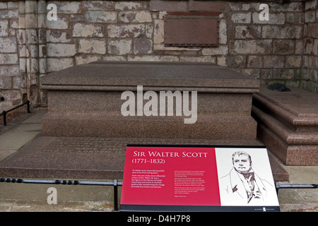 Sir Walter Scott's grave, Dryburgh Abbey, di confini scozzesi Foto Stock