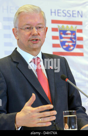 Vice Primo Ministro Roland Koch della CDU (Germania cristiano dell Unione Democratica) parla ai media presso la cancelleria di Stato a Wiesbaden, Germania, 03 novembre 2008. Prima che, quattro Hessian SPD (tedesco del partito socialdemocratico) membri del Parlamento di Stato ("Landtag") ha annunciato di non votare a favore di Hesse presidentessa del DOCUP Ypsilanti come nuovo Primo Ministro. Preoccupazioni sulla sinistra parte 'Di Foto Stock