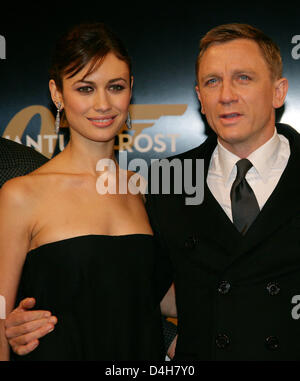Attore britannico Daniel Craig (R) e attrice ucraino Olga Kurylenko (L) comportano per le fotocamere che arrivano per il tedesco premiere del loro film "Quantum of Solace" a Berlino, Germania, 03 novembre 2008. L'ultimo film di James Bond sarà colpita tedesco cinema dal 06 novembre. Foto: Jens Kalaene Foto Stock