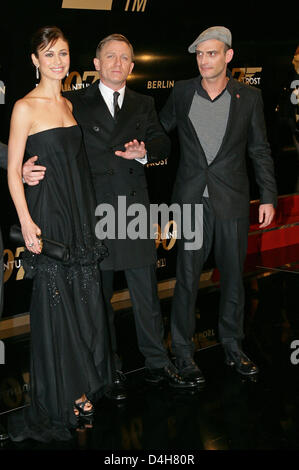 Attore britannico Daniel Craig (C), l'attrice ucraino Olga Kurylenko (L) e l'attore svizzero Anatole Taubman (R) costituiscono per le fotocamere che arrivano per il tedesco premiere del loro film "Quantum of Solace" a Berlino, Germania, 03 novembre 2008. L'ultimo film di James Bond sarà colpita tedesco cinema dal 06 novembre. Foto: Jens Kalaene Foto Stock