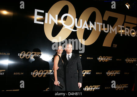 Attore britannico Daniel Craig (R) e la sua fidanzata Satsuki Mitchell (L) comportano per le fotocamere che arrivano per il tedesco premiere del suo film "Quantum of Solace" a Berlino, Germania, 03 novembre 2008. L'ultimo film di James Bond sarà colpita tedesco cinema dal 06 novembre. Foto: Jens Kalaene Foto Stock