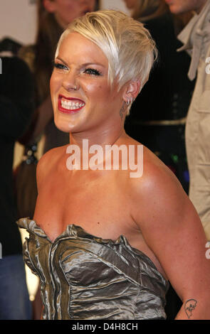 Noi cantante Pink arriva per il XV MTV Europe Music Awards a Echo Arena di Liverpool, in Gran Bretagna, 06 novembre 2008. Foto: Hubert Boesl Foto Stock