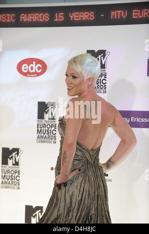 Noi cantante Pink arriva per il XV MTV Europe Music Awards a Echo Arena di Liverpool, Regno Unito, 06 novembre 2008. Foto: Joerg Carstensen Foto Stock