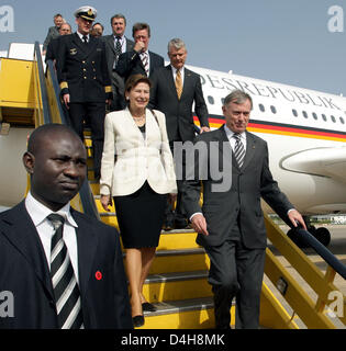 Il presidente tedesco Horst Koehler (R) e sua moglie Eva-Luise (C) arrivano ad Abuja, Nigeria, 07 novembre 2008. Il tedesco capo di stato è su sei giorni di visita di Stato in Nigeria e prenderà parte al quarto Forum in Africa. Foto: WOLFGANG KUMM Foto Stock