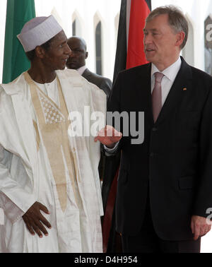 Il presidente tedesco Horst Koehler officiall è ricevuto dalla Nigeria?s Presidente Umaru Musa Yar Adua?ad Abuja, Nigeria, 10 novembre 2008. Il capo dello stato tedesco e di sua moglie Eva Luise sono arrivati per sei giorni di visita di Stato in Nigeria. Foto: WOLFGANG KUMM Foto Stock