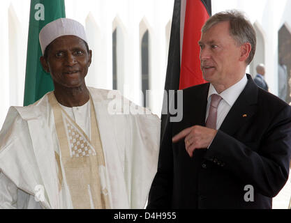 Il presidente tedesco Horst Koehler (R) è ricevuto ufficialmente dalla Nigeria?s Presidente Umaru Musa Yar Adua?ad Abuja, Nigeria, 10 novembre 2008. Il capo dello stato tedesco e di sua moglie Eva Luise sono arrivati per sei giorni di visita di Stato in Nigeria. Foto: WOLFGANG KUMM Foto Stock