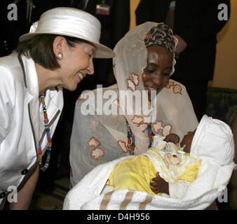 La moglie di Germania?s presidente Horst Koehler, Eva Luise Koehler (L) e Nigeria?s frist Lady Kwali Musa Yar Adua?visto da bambini?s home ad Abuja, Nigeria, 10 novembre 2008. Il capo dello stato tedesco e di sua moglie Eva Luise sono arrivati per sei giorni di visita di Stato in Nigeria. Foto: WOLFGANG KUMM Foto Stock