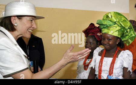 La moglie di Germania?s presidente Horst Koehler, Eva Luise Koehler visiti un bambini?s home ad Abuja, Nigeria, 10 novembre 2008. Il capo dello stato tedesco e di sua moglie Eva Luise sono arrivati per sei giorni di visita di Stato in Nigeria. Foto: WOLFGANG KUMM Foto Stock