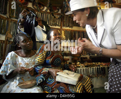 La moglie di Germania?s presidente Horst Koehler, Eva Luise Koehler visiti un mercato dell'arte ad Abuja, Nigeria, 10 novembre 2008. Il capo dello stato tedesco e di sua moglie Eva Luise sono arrivati per sei giorni di visita di Stato in Nigeria. Foto: WOLFGANG KUMM Foto Stock