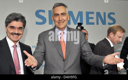 Siemens-CEO Peter Loescher (C) e il CFO Joe Kaeser (L) sono illustrati prima del saldo conferenza stampa su Esegui fuori esercizio 2008 di Monaco di Baviera, Germania, 13 novembre 2008. Siemens ha eseguito in rosso nel trimestre finale dopo i ceppi in miliardi dovuti alla società?s di una ristrutturazione radicale e la corruzione scandalo. La società di elettronica dopo aver subito perdite fiscali di 2,4 billi Foto Stock