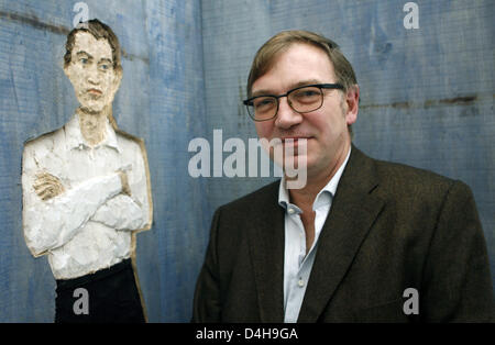 Scultore tedesco Stephan Balkenhol pone nel suo lavoro ?scultura - cross-blu? Ad Amburgo, Germania, 13 novembre 2008. La più completa retrospettiva sull'artista alla data sarà aperto a Deichtor sale a 14 Novembre con un centinaio di opere esposte su circa 3.000 metri quadrati. Foto: Jens remendo Foto Stock