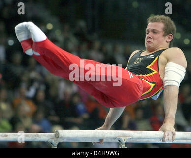 Tedesco ginnasta artistica Fabian Hambuechen esegue sulle barre parallele durante la ventiseiesima DTB (?Germania?s ginnastica artistica associazione?) ?Champions Tropy? A Porsche-Arena a Stoccarda, Germania, 16 novembre 2008. Egli ha posto il terzo in tutto intorno la concorrenza. Foto: NORBERT FOERSTERLING Foto Stock