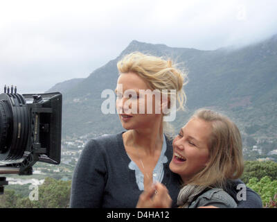 Il tedesco attrici Veronica Ferres (L) e Alicia von Rittberg visto durante le riprese del ZDF due-pezzo ?Das Geheimnis der Wale? (Titolo di lavoro, letteralmente: ?Il mistero delle balene?) in Hout Bay, Sud Africa, 11 novembre 2008. Il film costa circa 6,5 milioni di euro è previsto per essere braodcasted dalla stazione tedesca ZDF alla fine del 2009 o all'inizio del 2010. Ferres e Foto Stock