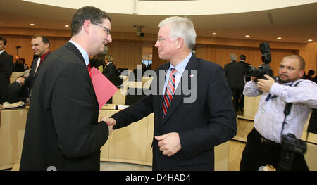 Thorsten Schaefer-Guembel (L), candidato superiore di Hesse?s Socialdemocratici (SPD), scuote le mani con Roland Koch (C), Hesse?s vice primo ministro dei cristiano-democratici (CDU), dopo la dissoluzione ufficiale dell'Hessian Landtag presso il Landtag (stato europeo) di Hesse a Wiesbaden, Germania, 19 novembre 2008. Entrambi i politici sono per le nuove elezioni nel gennaio 2009. Phot Foto Stock