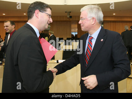 Thorsten Schaefer-Guembel (L), candidato superiore di Hesse?s Socialdemocratici (SPD), scuote le mani con Roland Koch (R), Hesse?s vice primo ministro dei cristiano-democratici (CDU), dopo la dissoluzione ufficiale dell'Hessian Landtag presso il Landtag (stato europeo) di Hesse a Wiesbaden, Germania, 19 novembre 2008. Entrambi i politici sono per le nuove elezioni nel gennaio 2009. Phot Foto Stock