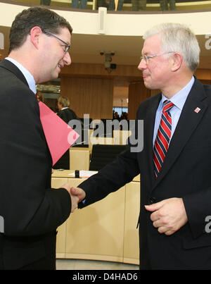 Thorsten Schaefer-Guembel (L), candidato superiore di Hesse?s Socialdemocratici (SPD), scuote le mani con Roland Koch (R), Hesse?s vice primo ministro dei cristiano-democratici (CDU), dopo la dissoluzione ufficiale dell'Hessian Landtag presso il Landtag (stato europeo) di Hesse a Wiesbaden, Germania, 19 novembre 2008. Entrambi i politici sono per le nuove elezioni nel gennaio 2009. Phot Foto Stock