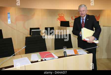 Roland Koch, Hesse?s vice primo ministro dei cristiano-democratici (CDU), azzera il suo posto dopo la dissoluzione ufficiale dell'Hessian Landtag presso il Landtag (stato europeo) di Hesse a Wiesbaden, Germania, 19 novembre 2008. Foto: BORIS ROESSLER Foto Stock