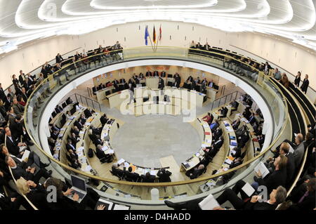 Roland Koch (C), Hesse?s vice primo ministro dei cristiano-democratici (CDU), lascia il banco del governo prima della dissoluzione ufficiale dell'Hessian Landtag presso il Landtag (stato europeo) di Hesse a Wiesbaden, Germania, 19 novembre 2008. Tutti i 99 delegati presenti dei cinque partiti parlamentari hanno votato per la dissoluzione di Hesse?s del Landtag, che ha spianato la via Foto Stock