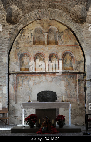 Pre-romanica Chiesa di San Pietro. 8th-12th secoli. Abside centrale con affreschi. Terrassa. La Catalogna. Spagna. Foto Stock