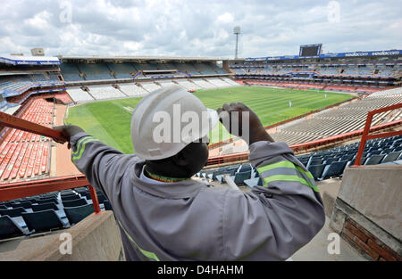 Un lavoratore è raffigurato a Loftus Versfeld-Stadium sito in costruzione a Pretoria, Sud Africa, 20 novembre 2008. Tre partite di gruppo della Confederations Cup si terrà presso lo stadio nel 2009 così come sei FIFA World Cup giochi l'anno successivo. Foto: Gero Breloer Foto Stock