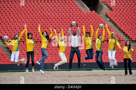 Che regna Miss Mondo, Zilin Zhang (3-L) dalla Cina, ex South African soccer giocatore nazionale Lucas Radebe e altri sette beauty queens, (L-R) Miss Nuova Zelanda Kahurangi Julia Taylor, Miss Egitto Ismail Sanaa Hamed, Miss Mondo Zilin Zhang, Miss Brasile Tamara Almeida Silva, Lucas Radebe, Miss Sud Africa Tansey Coetzee, Miss Italia Claudia Russo, Miss USA Mercia Lane Lindell una Foto Stock