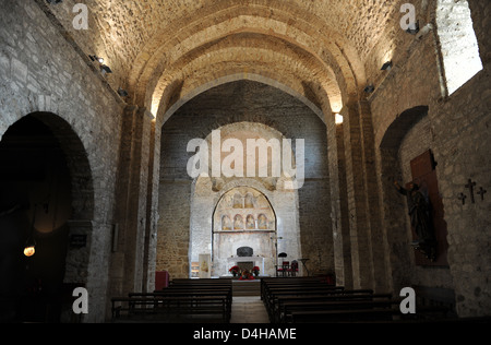 Pre-romanica Chiesa di San Pietro. 8th-12th secoli. Interno con abside centrale. Terrassa. La Catalogna. Spagna. Foto Stock