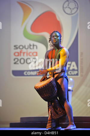 Un batterista è raffigurato sul palco prima del gruppo il disegno per il 2009 Confederations Cup a Johannesburg, Sud Africa, 22 novembre 2008. Foto: Gero Breloer Foto Stock