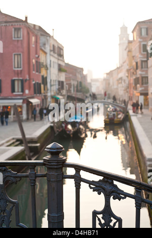 Vista sul canale e strada di Venezia in inverno. Foto Stock