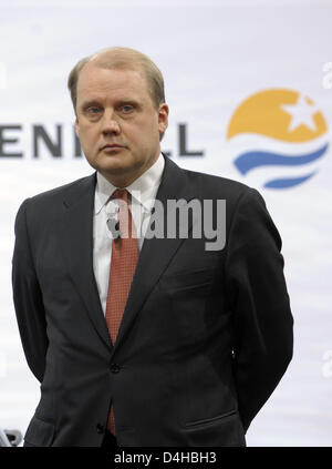 Il finlandese Tuomo Hatakka, Presidente del Consiglio di Amministrazione di Vattenfall Europe, è raffigurato durante la presentazione della BMW auto electro ?Mini E? A Berlino, Germania, 25 novembre 2008. Foto: Soeren Stache Foto Stock