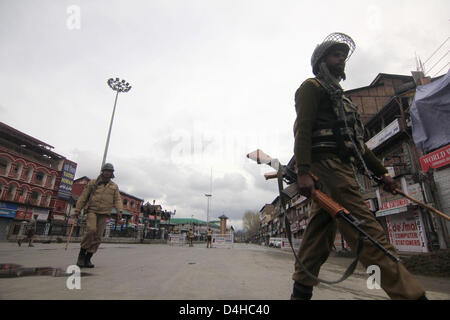 Marzo 14, 2013 - Srinagar Kashmir, India - soldati paramilitari patrol durante un coprifuoco imposto a Srinagar, la capitale estiva del Kashmir indiano. Il coprifuoco è stato imposto in città per evitare scontri di strada in mezzo accresciuta tensioni che afferrato Srinagar dopo un attacco militante sinistra cinque truppe paramilitari morti e un civile. (Credito Immagine: © Altaf Zargar/ZUMAPRESS.com) Foto Stock