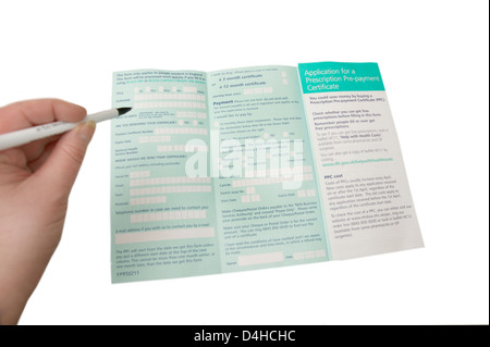 Riempimento della donna nell' applicazione sotto forma di applicazione per una prescrizione pre-certificato di pagamento (PCC) Foto Stock